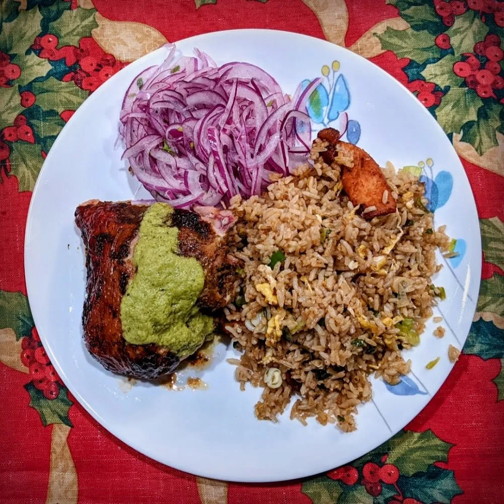 Plato Pollo a La Brasa Arroz Chaufa De Pollo Y Salsa Criolla